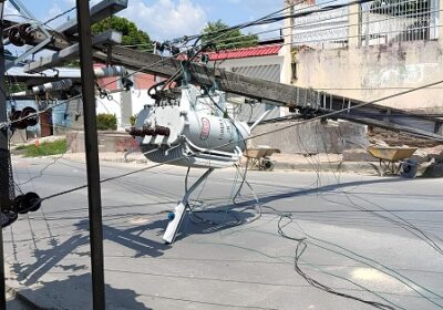 Poste com transformador tomba e deixa moradores sem energia em Manaus