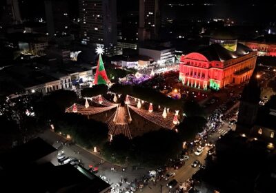 Árvore de Natal do Largo de São Sebastião já está iluminada para visitação