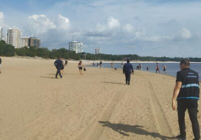 Banhistas teimam em furar barreira e são retirados da água na Praia da Ponta Negra, em Manaus