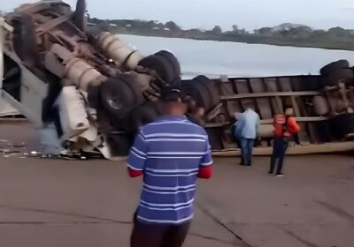 VÍDEO: Carreta perde freio e tomba enquanto descia pista de porto