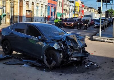 Carro colide com micro-ônibus e três ficam feridos no Centro de Manaus