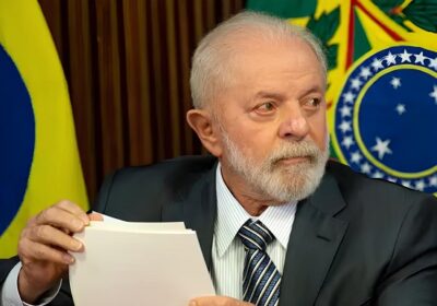 Lula assina decreto do aumento do salário mínimo para R$ 1.412 em 2024