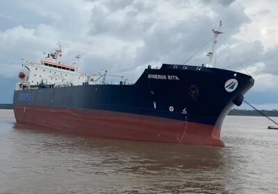 Navio petroleiro erra caminho e tomba no Rio Amazonas