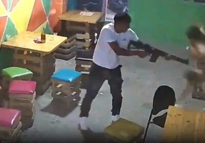 VÍDEO: Homem armado com fuzil entra em bar e mata pessoas