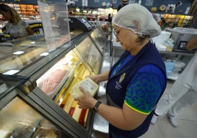 Vigilância Sanitária apreende 4,5 mil toneladas de alimentos em supermercados de Manaus