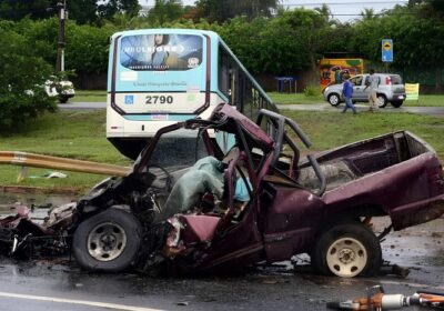 Acidente entre caminhonete e ônibus deixa um morto e ao menos 15 feridos