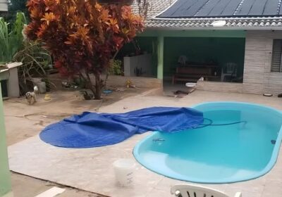 Bebê de 1 ano morre afogada após se enrolar na lona de proteção da piscina