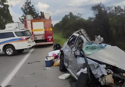 VÍDEOS: Casal e bebê morrem após carro bater de frente com carreta