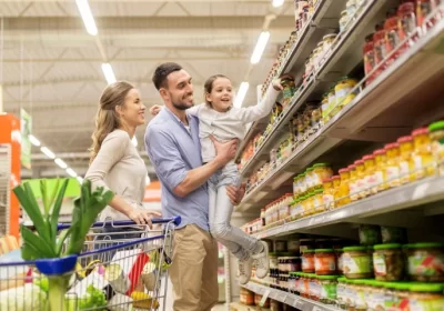 Entenda por que os supermercados bombaram e as roupas encalharam no Natal