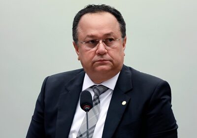 Julgamento que pode cassar mandato do deputado Silas Câmara será retomado neste mês