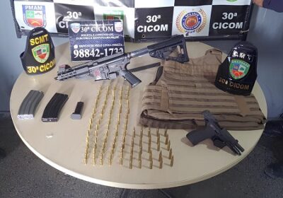 Polícia Militar prende dois integrantes de facção criminosa com armas e munições