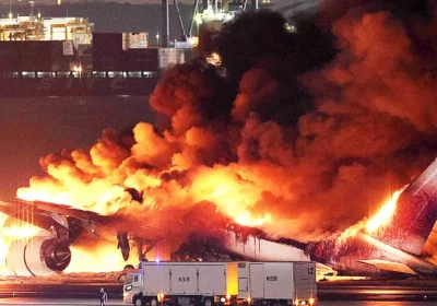 VÍDEO: Avião com mais de 300 passageiros pega fogo no Japão