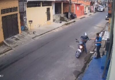 VÍDEO: Criminoso em motocicleta assalta trabalhador no Mutirão