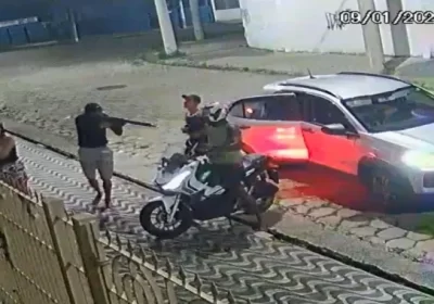 VÍDEO: Ladrões roubam casal na porta de casa com fuzil