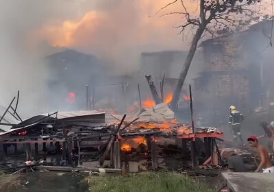 VÍDEOS: Incêndio de grande proporção destrói casas na zona sul de Manaus