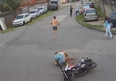 VÍDEO: Vítimas reagem a assalto com ‘voadora’ e golpes de barras