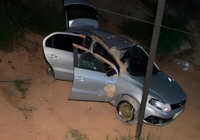 Carro com suspeitos de assalto capota durante perseguição policial em Manaus