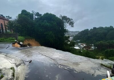 Cratera se abre e ‘engole’ parte de rua no bairro Nova Cidade, em Manaus