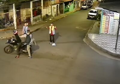 VÍDEO: Dupla criminosa em motocicleta cerca e assalta trabalhadores em Manaus