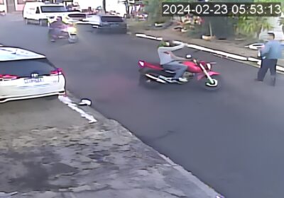 VÍDEO: Dupla encurrala homem e realiza assalto em Manaus