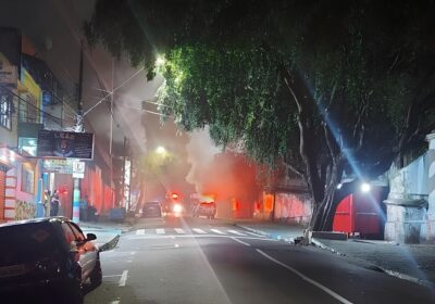 VÍDEO: Incêndio destrói lanchonete no Centro de Manaus