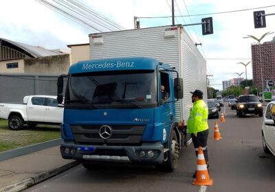 Mais de 30 veículos são autuados por trafegar na zona de restrição em Manaus