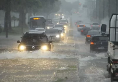 Manaus amanhece sob forte chuva nesta terça-feira de Carnaval