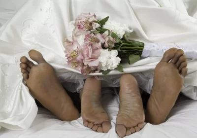 Marido viu tudo! Noiva é flagrada fazendo amor com o tio no banheiro 30 minutos antes de subir no altar