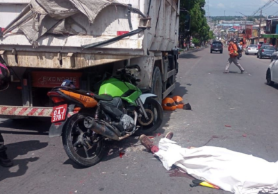 VÍDEO: Mototaxista morre após ser atingido por caminhão de lixo em Manaus