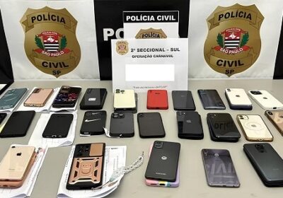 Polícia prende mulher com 22 celulares e homem com 71 cartões em bloco