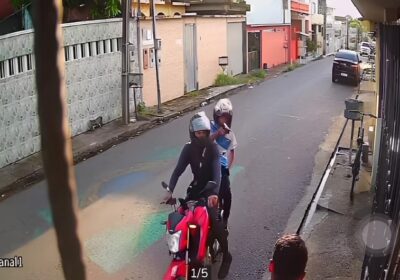 VÍDEO: Dupla armada em moto sem placa assalta jovem em Manaus