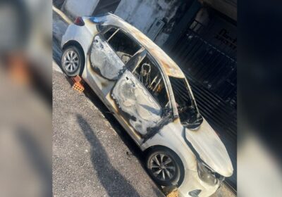 VÍDEOS: criminosos ateiam fogo em carro de motorista de APP em Manaus