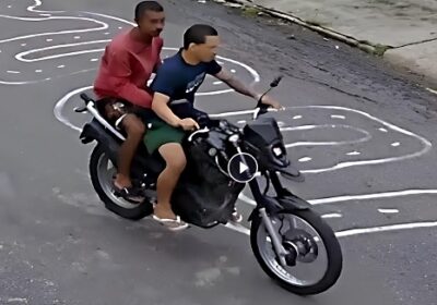 VÍDEO: ‘Dupla na moto’ assalta passageira de mototaxista em Manaus