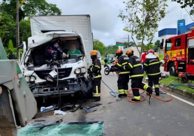 VÍDEOS: Caminhão colide com caçamba e deixa vítimas presas nas ferragens em Manaus