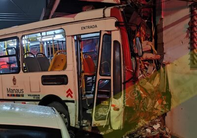 VÍDEO: Carro avança sinal e colide com ônibus que atinge ponto comercial no bairro Cidade Nova