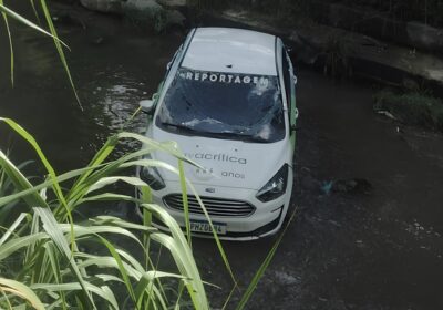 VÍDEO: Carro da TV A Crítica cai no igarapé do Passarinho, na zona Norte de Manaus