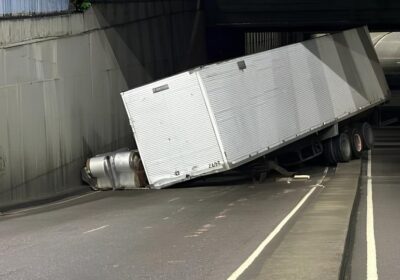 VÍDEO: Container se desprende de carreta e tomba em complexo viário em Manaus