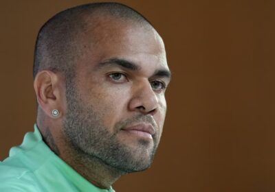 Defesa de Daniel Alves pediu fiança de 50 mil, mas Justiça exige 1 milhão de euros para soltar ex-jogador