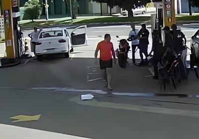 VÍDEO: Frentista apanha de cliente após negar encher galão de amaciante com gasolina