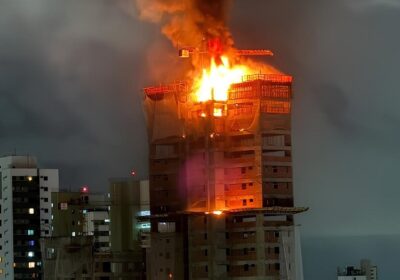 VÍDEO: Incêndio de grandes proporções atinge prédio em construção no Recife