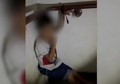 VEJA VÍDEO: Mãe amarra filho de 3 anos com cabo de celular em escada