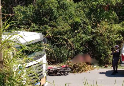 VÍDEO: Motociclista morre ao colidir com carreta na zona leste de Manaus