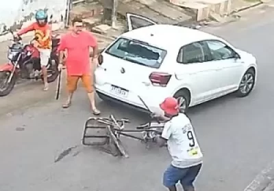 VÍDEO: Motorista e ciclista puxam terçado um para o outro no meio da rua