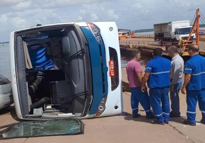 VÍDEO: Ônibus perde o controle e tomba no Porto da Ceasa, em Manaus