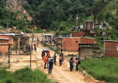 VÍDEOS: Trabalhadores ficam soterrados em desabamento de barranco em Manaus