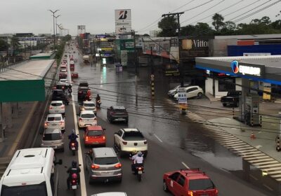 VÍDEO: Trecho da Torquato Tapajós fica alagado após forte temporal em Manaus