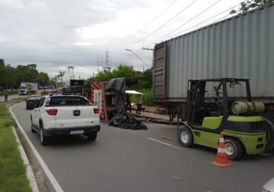 VÍDEO: Carreta com carga de MDF tomba no Distrito Industrial, em Manaus