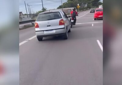 VÍDEO: Motorista atropela motociclista e tenta fugir em Manaus