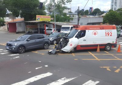 Ambulância fica destruída em acidente com carro em cruzamento na Praça 14, em Manaus