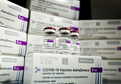 AstraZeneca admite que vacina contra Covid-19 pode ter ‘efeito colateral raro’